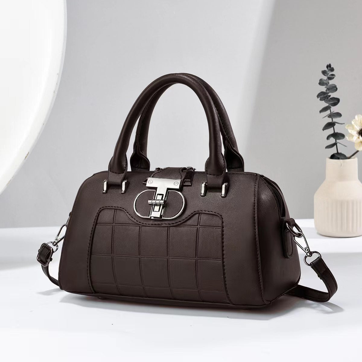 Attractive simple and versatile single shoulder crossbody handbag