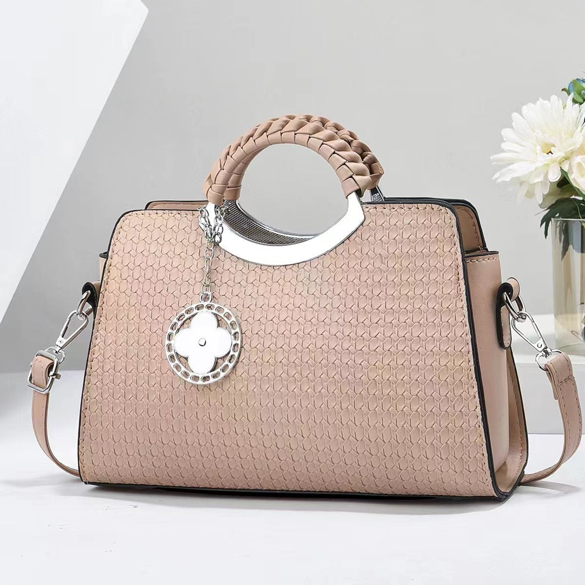 Trendy foreign style ladies fashionable and elegant simple single shoulder crossbody handbag